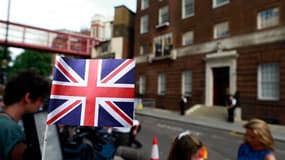 Devant l?hôpital St Mary, à Paddington dans l'ouest de Londres, où Kate Middleton a donné naissance à un garçon de 3,8 kg, lundi à 15h24 GMT. La maman et le bébé se portent bien. /Photo prise le 22 juillet 2013/REUTERS/Cathal McNaughton