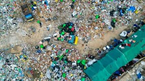 Une vue aérienne montre des déchets plastiques dans une décharge à la périphérie de Bengaluru, en Inde, le 23 novembre 2024.