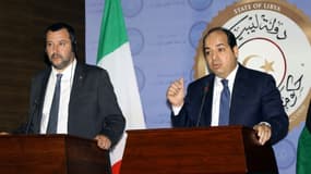 Le ministre italien de l'Intérieur Matteo Salvini et le vice-Premier ministre libyen du Gouvernement d'union nationale (GNA), Ahmed Meitig, à Tripoli, le 25 juin 2018