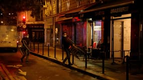 Fermeture d'un café à Paris dans la nuit du 5 au 6 octobre 2020, après l'annonce des nouvelles restrictions pour combattre l'épidémie
