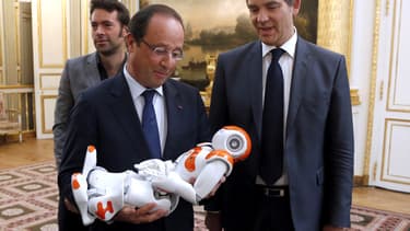 Après avoir fait montre de ses prouesses devant le président le la République, Nao a eu droit à son petit câlin.