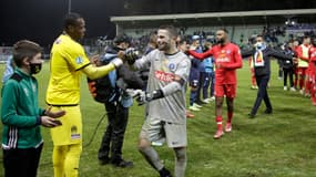 La haie d'honneur des Marseillais pour les joueurs de Chauvigny