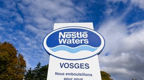 Le logo de l'entreprise est visible sur le panneau de l'usine d'embouteillage de Nestlé Waters Vosges à Vittel lors d'une action de blocus à Vittel, dans le nord-est de la France, le 24 octobre 2023.
