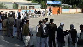 Des Afghans font la queue devant un bureau de vote à Kaboul