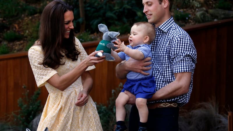 Le Prince William et son épouse Kate, ici en compagnie de leur bébé George, annoncent attendre un deuxième enfant.