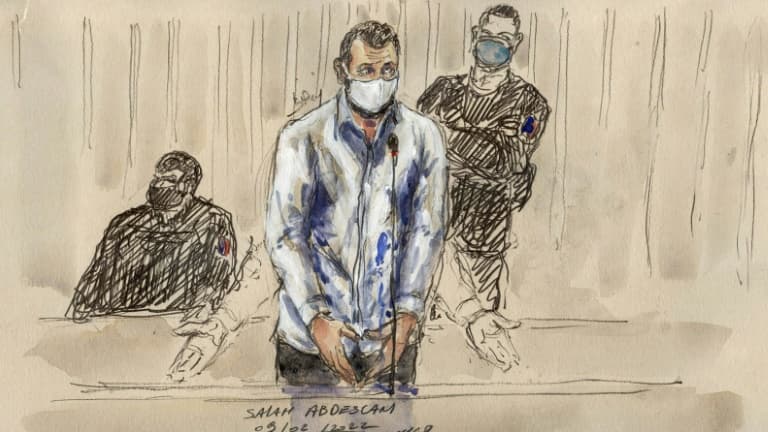 Ce croquis d'audience réalisé le 9 février 2022 montre l'accusé Salah Abdeslam debout devant la cour d'assise spéciale de Paris lors du procès des attentats de novembre 2015 qui ont fait 130 morts