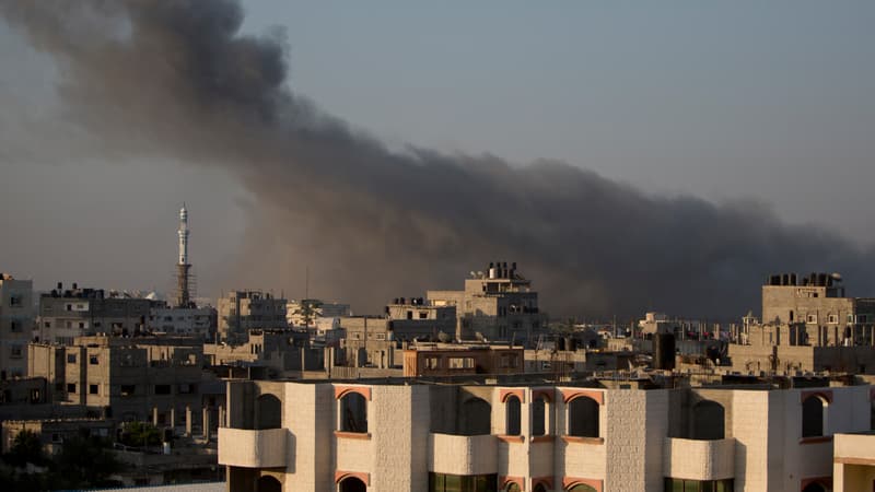 De la fumée s'échappe d'un immeuble de Gaza, jeudi matin, après un raid israélien.