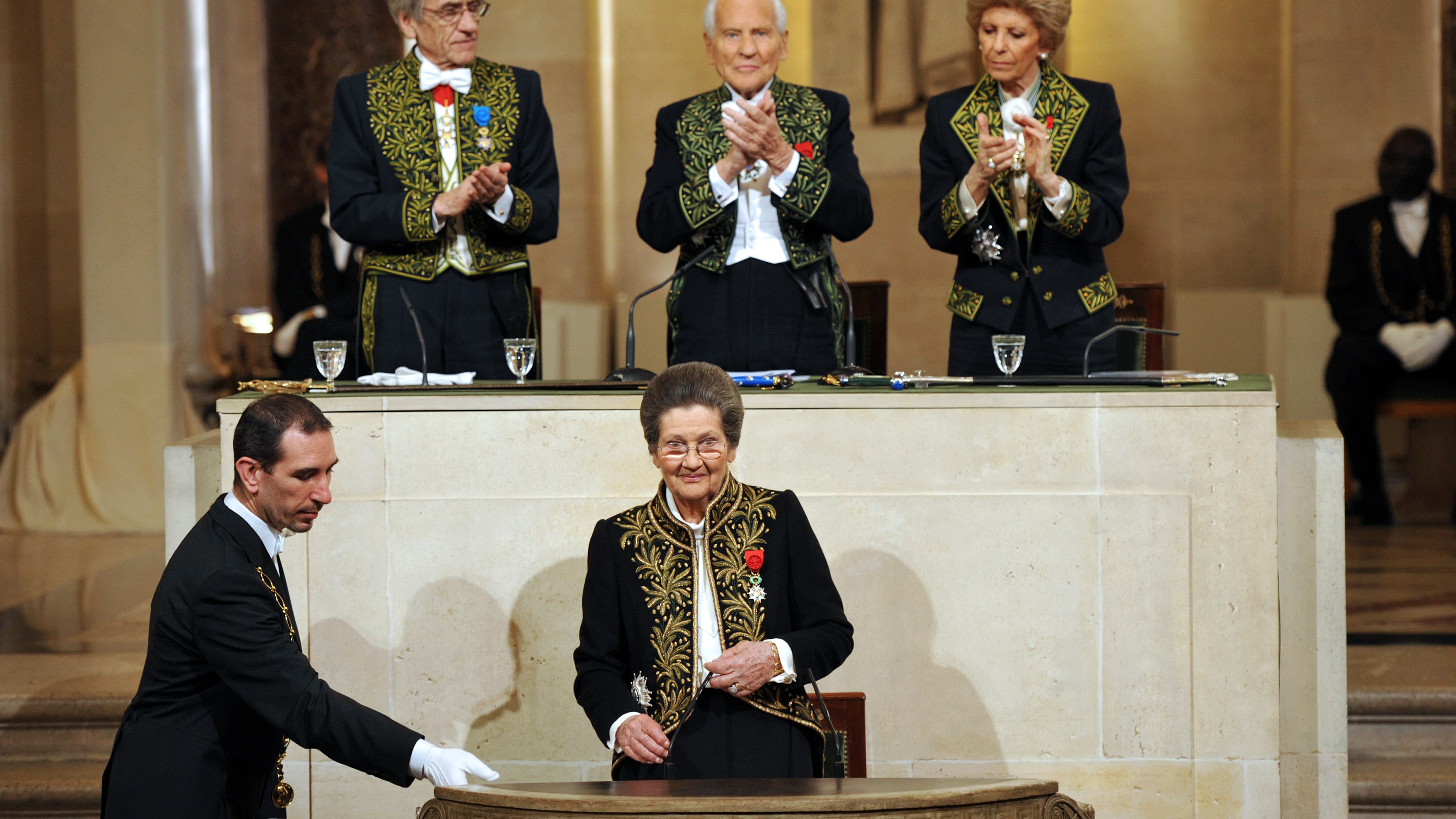 Jean d'Ormesson derrière Simone Veil à l'Académie française le 18 mars 2010 Jean d'Ormesson derrière Simone Veil à l'Académie française le 18 mars 2010