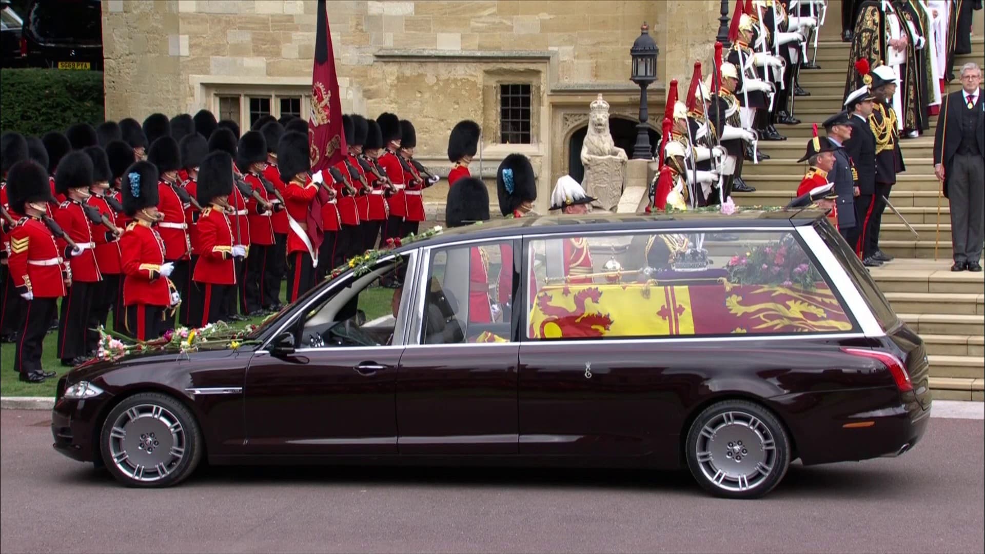 Le cortège devant la chapelle Saint-Georges. Le cortège devant la chapelle Saint-Georges.
