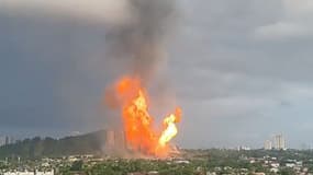 Cette image extraite d'une vidéo UGC publiée par l'utilisateur de TikTok @by_tharraa sur la plateforme de médias sociaux le 1er avril 2025 montre un grand incendie à Putra Heights, près de Kuala Lumpur (Malaisie).