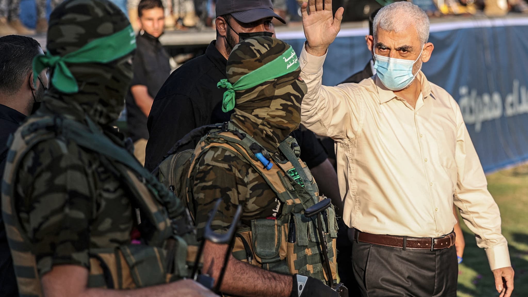 Yahya Sinwar, chef du mouvement palestinien Hamas, salue ses partisans lors d'un rassemblement dans la ville de Gaza, le 24 mai 2021.