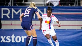 Melvine Malard face à Amanda Ilestedt lors de PSG-OL, en mai 2022.