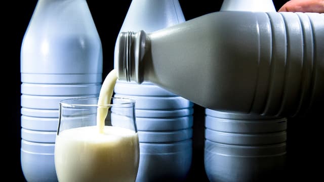 Les bouteilles de lait opaques, moins facilement recyclables seront désormais frappées d'un "malus". (image d'illustration)