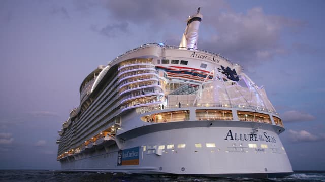 L'Allure of the Seas est une ville flottante qui peut transporter jusqu'à 6.000 passagers. Pour s'occuper de tout le monde, l'équipage se compose de plus de 2.000 personnes.