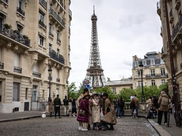 Un groupe de touristes pose devant la tour Eiffel à Paris le 4 mai 2024. Photo d'illustration.