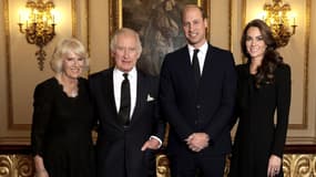 Première photo officielle du roi Charles III aux côtés de la reine consort Camilla et du prince et de la princesse de Galles, William et Kate, publiée par le palais de Buckingham le 1er octobre 2022. 