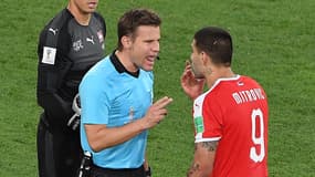 Aleksandsar Mitrovic avec l'arbitre de Serbie-Suisse