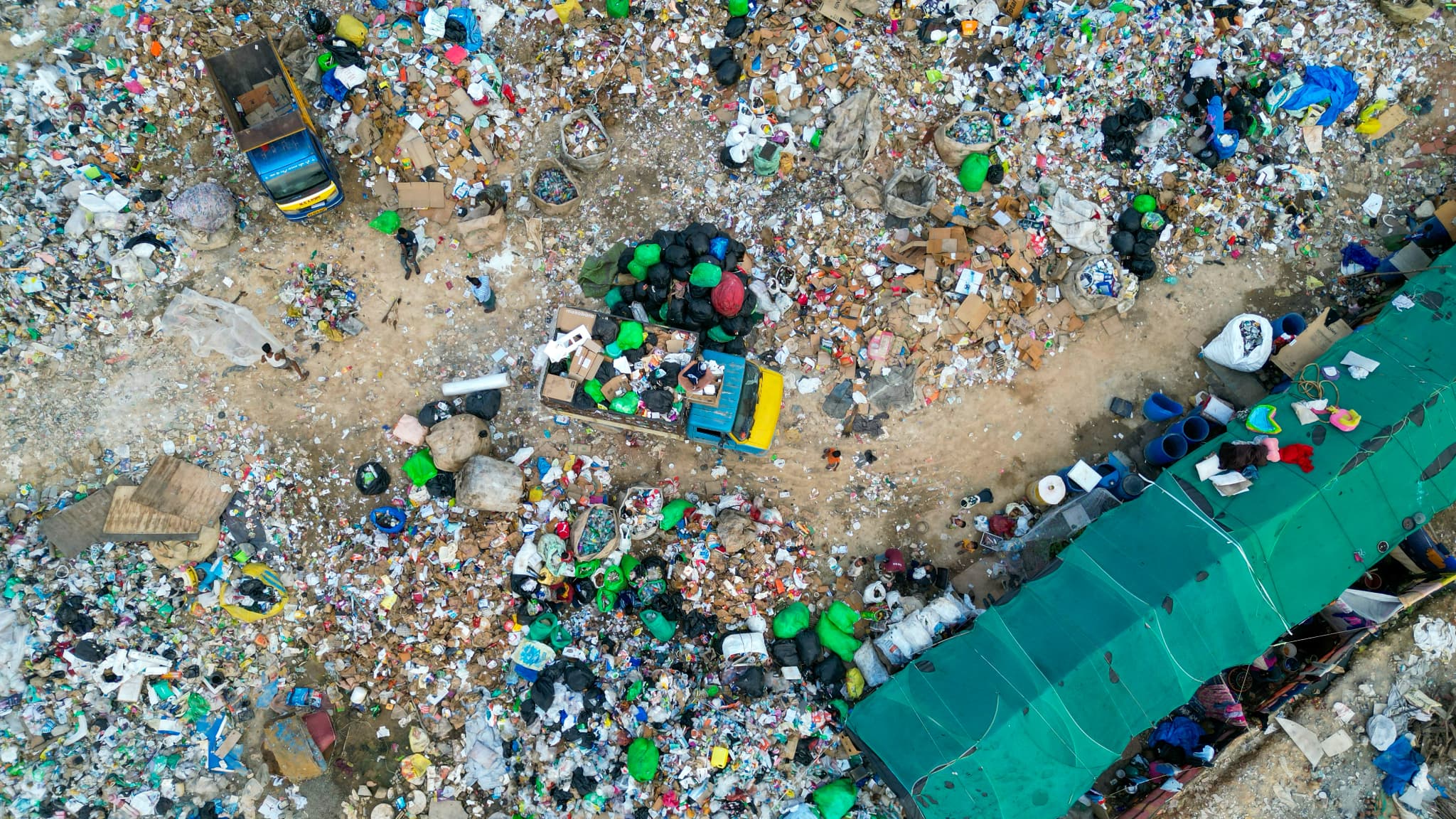Une vue aérienne montre des déchets plastiques dans une décharge à la périphérie de Bengaluru, en Inde, le 23 novembre 2024.