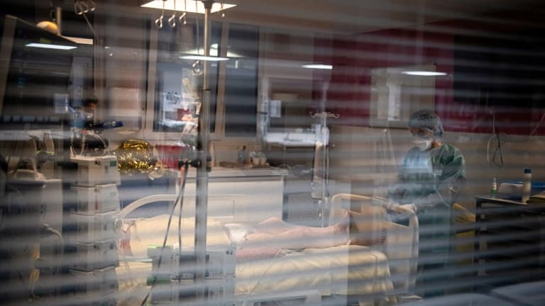 Une soignante s'occupe d'un patient atteint du Covid-19 dans une unité de soins intensifs de l'hôpital Louis Mourier, le 4 mai 2021 à Colombes, près de Paris