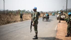 Des Casques bleus de la Minusca sur une route entre Bangui et Damara, le 23 janvier 2021 en Centrafrique. PHOTO D'ILLUSTRATION