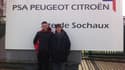 Sandrine et son fil Mathias, devant l'usine PSA de Sochaux (Doubs).