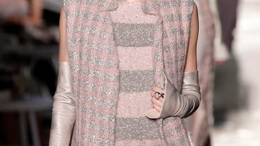 Installé dans le salon d'honneur du Grand Palais, à Paris, Karl Lagerfeld a imaginé un coquet jardin d'hiver pour servir d'écrin à la collection Chanel de haute couture pour la saison prochaine, un "new vintage" décliné en gris perle et rose pâle. /Photo