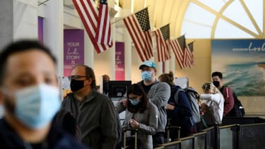 Des passagers font la queue à l'aéroport international de Los Angeles, le 25 novembre 2020, veille de Thanksgiving