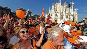 Partisans du candidat de gauche Giuliano Pisapia célèbrant sa victoire contre la maire sortante, Letizia Moratti, membre du Peuple de la liberté (PDL), le parti de Silvio Berlusconi. Ce cuisant revers du "Cavaliere" dans son fief de Milan symbolise la dér
