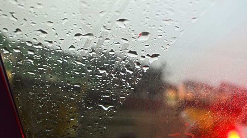 Des gouttes de pluie sur un pare-brise (Photo d'illustration).