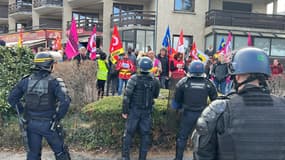 Manifestation à Savines-le-Lac, dans les Hautes-Alpes, à l'occasion de la visite d'Emmanuel Macron le 30 mars.