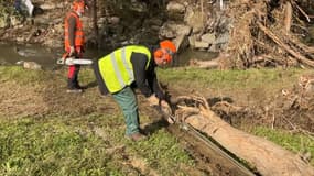 À Givors (Rhône), le 24 octobre 2024, les techniciens sont à pied d'œuvre pour tirer les leçons des crues du Gier survenues le 17 octobre dernier.