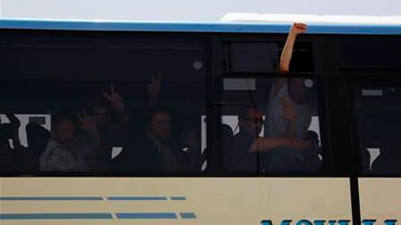 Transfert de militants arrêtés à bord des bateaux de la flottille humanitaire qui a tenté de rejoindre Gaza en fin de semaine dernière. Israël doit achever ce mercredi l'expulsion de tous les militants propalestiniens arrêtés durant l'abordage sanglant de