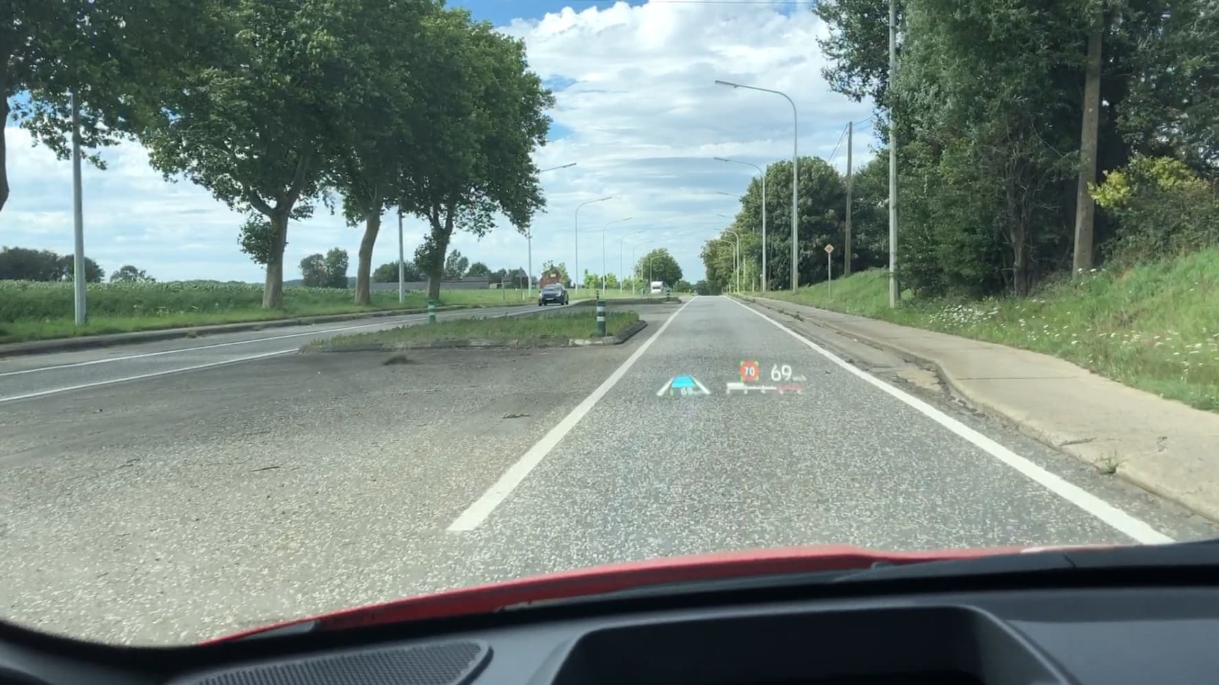 Un affichage tête haute en couleur et directement projeté dans le pare-brise Un affichage tête haute en couleur et directement projeté dans le pare-brise