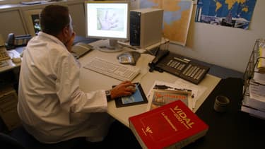 La téléconsultation a été officialisée et encadrée en France par décret, depuis octobre 2010.