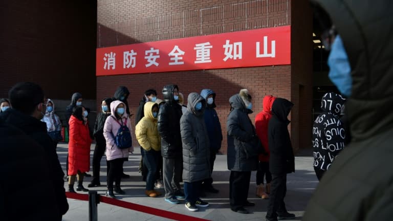 Personnes patientent pour réaliser un test du Covid-19 à l'extérieur d'un hôpital de Pékin, le 5 janvier 2021