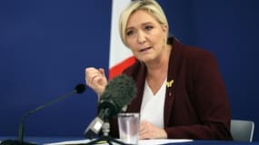 La candidate du RN à la présidentielle Marine Le Pen s'exprime lors d'une conférence de presse le 17 février 2022 à Paris