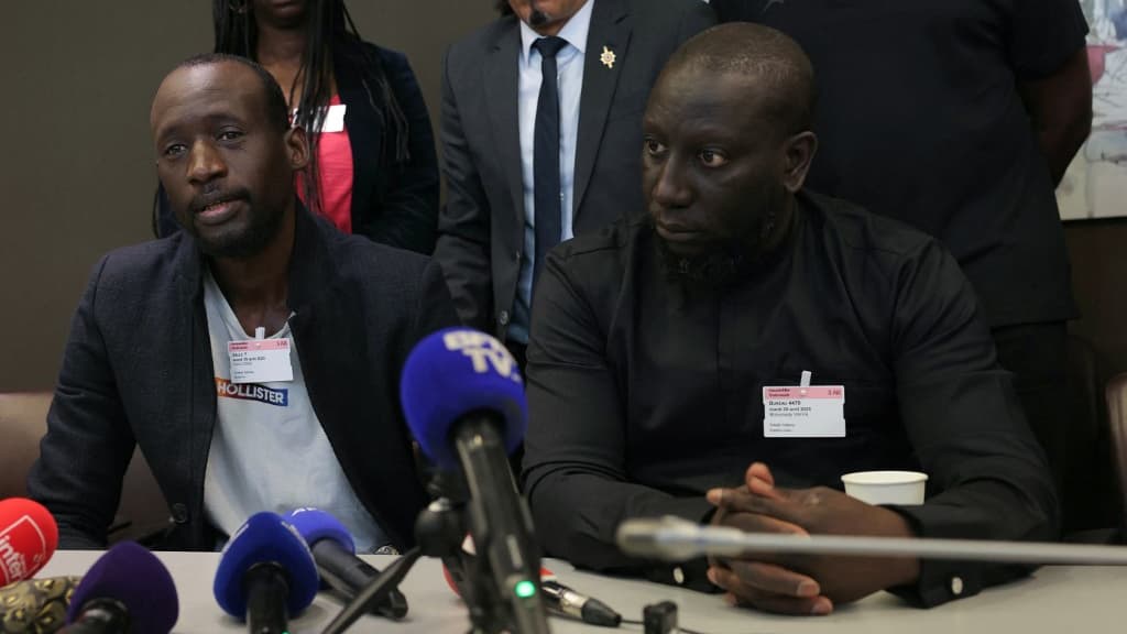 Le frère aîné d'Aboubakar Cissé, Yoro Cissé (à gauche), entouré d'autres proches et d'hommes politiques lors d'une conférence de presse à l'Assemblée nationale, le 29 avril 2025.