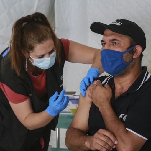 EN DIRECT - Covid-19: plus de 12 millions de Français ont reçu deux injections de vaccin