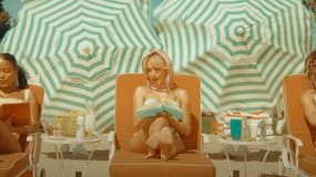Sabrina Carpenter dans le clip d'"Espresso".