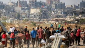 Des personnes transportent des colis d'aide humanitaire, à Nuseirat, dans le centre de la bande de Gaza, le 30 septembre 2025. (Photo d'archive)