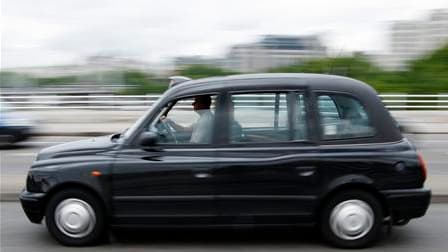 Les chauffeurs de taxi londoniens, considérés comme les plus sympathiques et les plus avisés, sont les meilleurs au monde, selon un sondage qui décerne à leurs collègues parisiens et new-yorkais la palme de la grossièreté. /Photo d'archives/REUTERS/Stephe