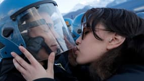 Cette photo d'une manifestante contre le projet de ligne TGV Lyon-Turin embrassant un policier, le 16 novembre, à Suze, en Italie, a fait le tour du monde.