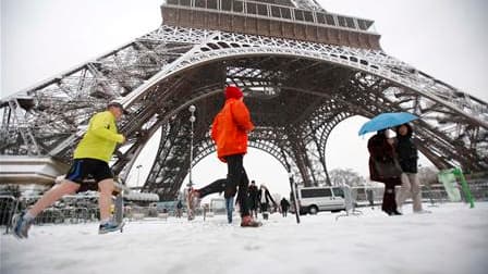 De nouvelles chutes de neige ont atteint dimanche une bonne partie du nord de la France, perturbant de nouveau la circulation et le trafic aérien. Après avoir placé 24 départements en vigilance orange, Météo France a réduit ce nombre à 12 en début d'après