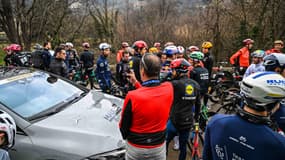 Le peloton à l'arrêt sur l'Etoile de Bessèges le 7 février 2025