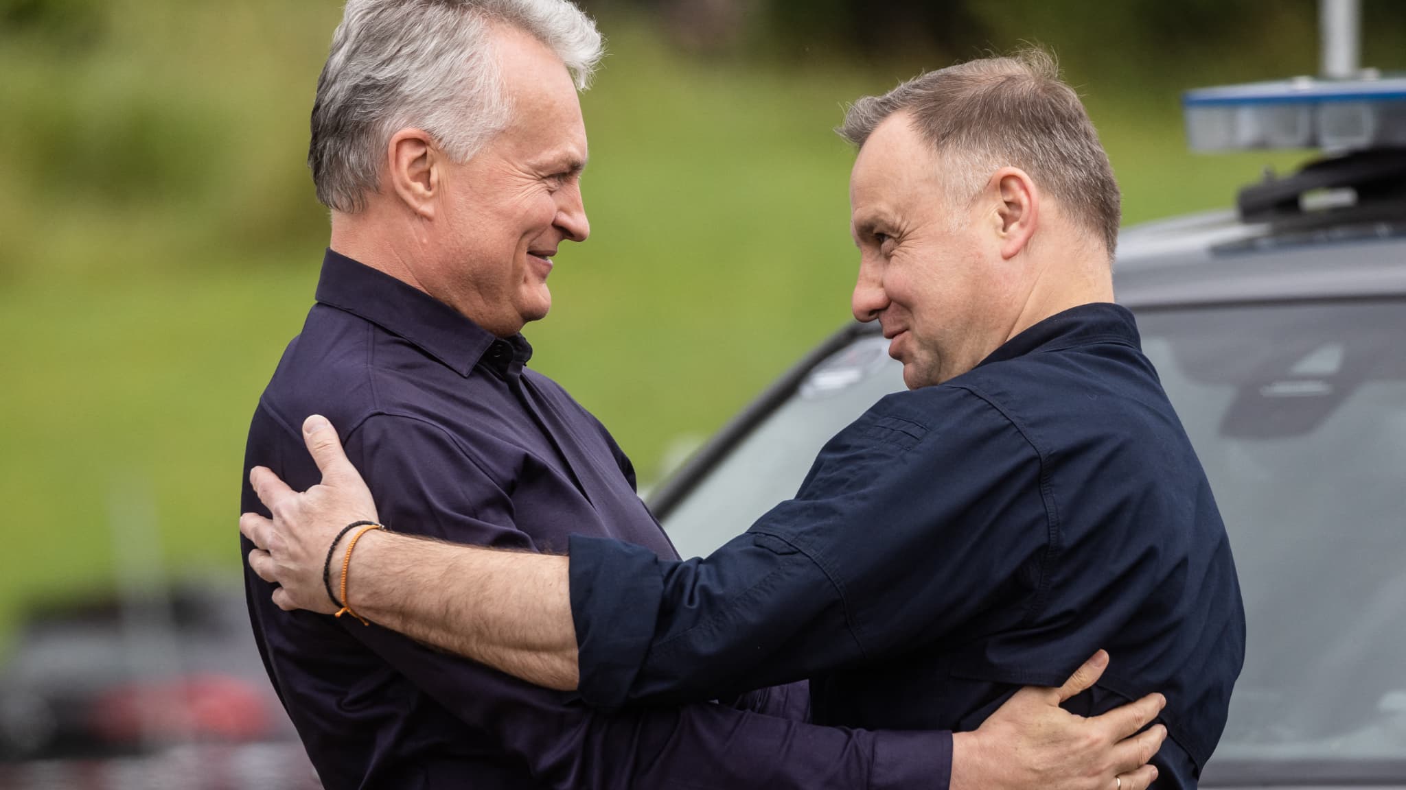 Le président polonais Andrzej Duda et son homologue lituanien Gitanas Nauseda dans la région dite du "corridor de Suwalki" à la frontière entre les deux pays, le 7 juillet 2022