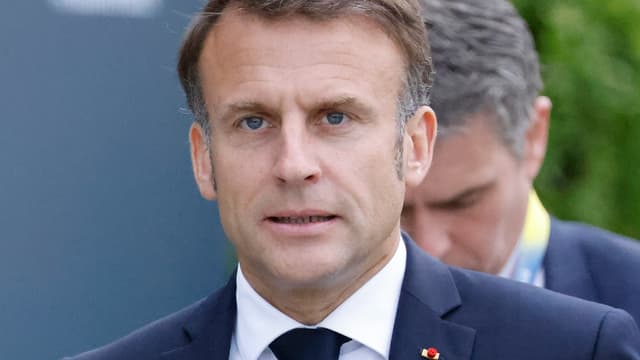 Emmanuel Macron arrive pour participer à un sommet sur la paix en Ukraine dans la station balnéaire de luxe de Burgenstock, près de Lucerne, en Suisse centrale, le 15 juin 2024.