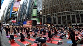 Des milliers de personnes participent à la journée internationale du yoga à Times Square à New York, le 21 juin 2015