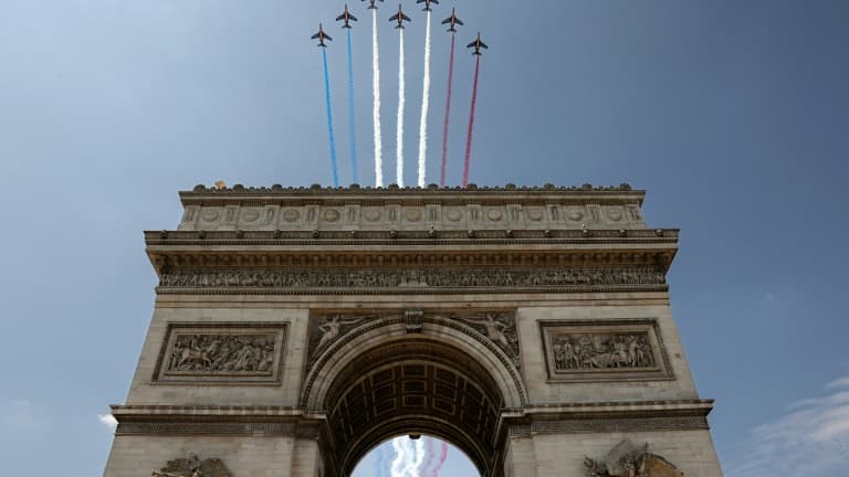 La Patrouille de France (PAF pour Patrouille acrobatique de France) survole l'Arc de Triomphe, à Paris, le 9 juillet 2025, lors d'une répétition du défilé annuel du 14 juillet