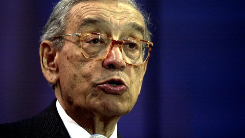 Boutros Boutros-Ghali, alors secrétaire général de l'organisation internationale de la francophonie, prononce le discours d'ouverture du 13e concours international de plaidoiries pour la défense des droits de l'homme le 27 janvier 2002 à Caen.