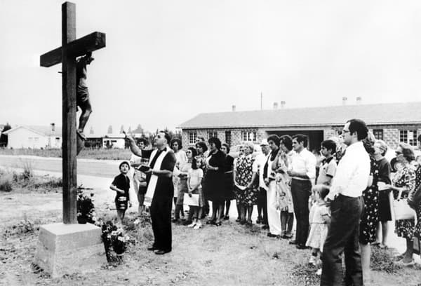 Des habitants de la commune de Lesparre-Médoc prient, le 28 juin 1976, pour que la pluie fasse son apparition et mette fin à la sécheresse qui fait des ravages dans les cultures.